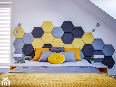 Aranżacje wnętrz - Sypialnia: Szaro żółta sypialnia z heksagonami - dekoton. Przeglądaj, dodawaj i zapisuj najlepsze zdjęcia, pomysły i inspiracje designerskie. W bazie mamy już prawie milion fotografii!