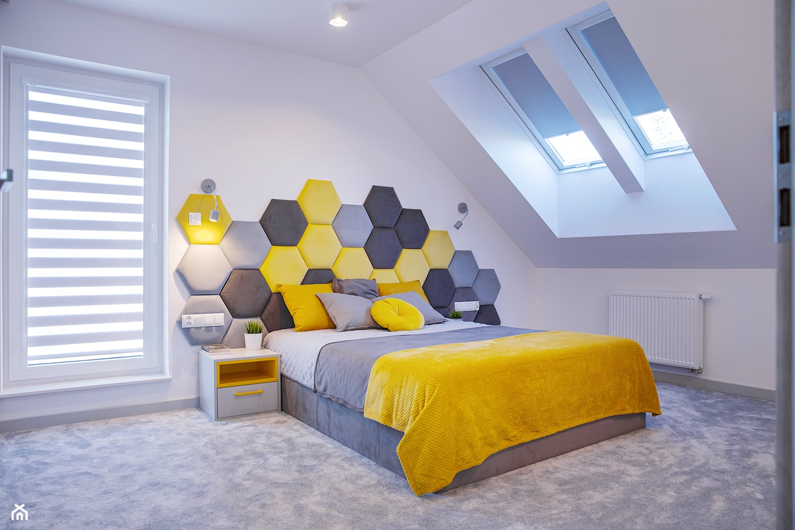 Szaro żółta sypialnia z heksagonami - zdjęcie od dekoton - Homebook