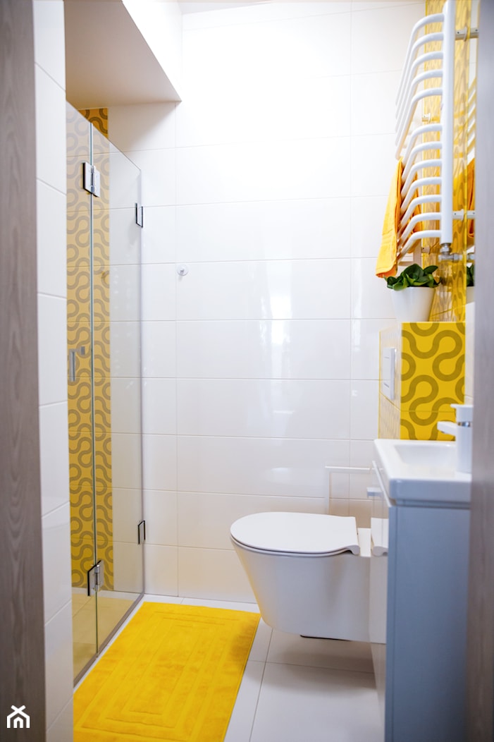 Żółty i biały w łazience - zdjęcie od dekoton - Homebook