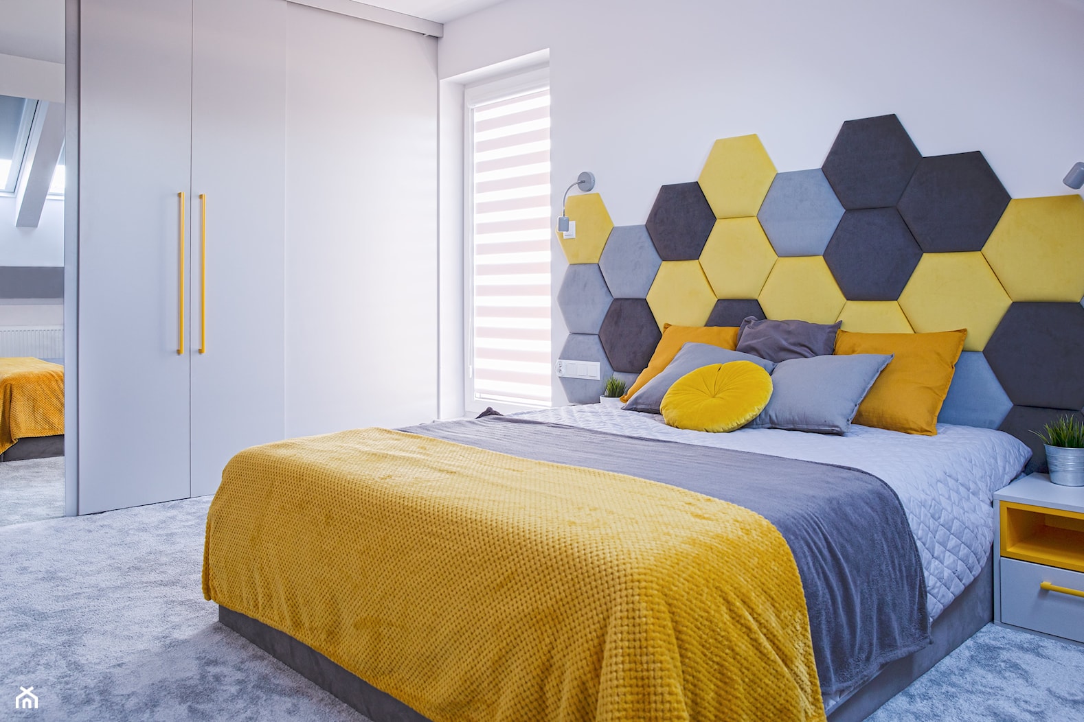 Szaro żółta sypialnia z heksagonami - zdjęcie od dekoton - Homebook