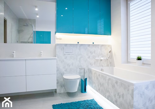 Mała łazienka z ożywczym niebieskim - zdjęcie od dekoton