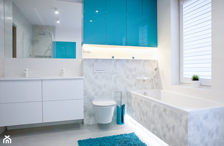 Mała łazienka z ożywczym niebieskim - zdjęcie od dekoton