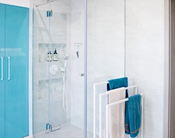 Mała łazienka z ożywczym niebieskim - zdjęcie od dekoton - Homebook
