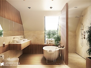 łazienka, przytulna, drewno, szprosy, podświetlane, wanna wolnostojąca, zabudowa z drewna, teak, drewno w łazience, duży prysznic, walk-in, łazienka ze skosem - zdjęcie od Ludwinowska Studio Architektury