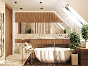 łazienka, przytulna, drewno, szprosy, podświetlane, wanna wolnostojąca, zabudowa z drewna, teak, drewno w łazience, duży prysznic, walk-in, łazienka ze skosem - zdjęcie od Ludwinowska Studio Architektury