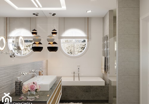 RIFLESSO - Średnia z lustrem z marmurową podłogą z punktowym oświetleniem łazienka z oknem, styl minimalistyczny - zdjęcie od Ludwinowska Studio Architektury