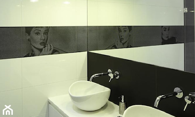 czarno biała łazienka z grafiką na szkle