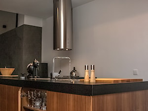 Zmiana na lepsze - Średnia otwarta z kamiennym blatem biała czarna z zabudowaną lodówką kuchnia dwurzędowa z wyspą lub półwyspem, styl nowoczesny - zdjęcie od StudioGRA