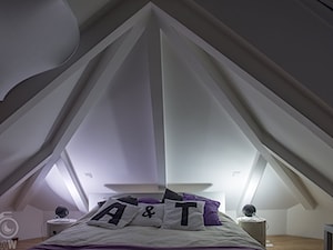 Na Poddaszu - Średnia biała sypialnia na poddaszu, styl nowoczesny - zdjęcie od StudioGRA