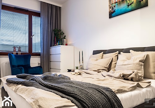Metamorfoza mieszkania na warszawskim Wilanowie - Średnia biała sypialnia, styl nowoczesny - zdjęcie od StudioGRA