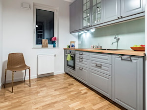 Mieszkanie na Woli - Mała otwarta biała z zabudowaną lodówką z podblatowym zlewozmywakiem kuchnia jednorzędowa z oknem, styl skandynawski - zdjęcie od StudioGRA