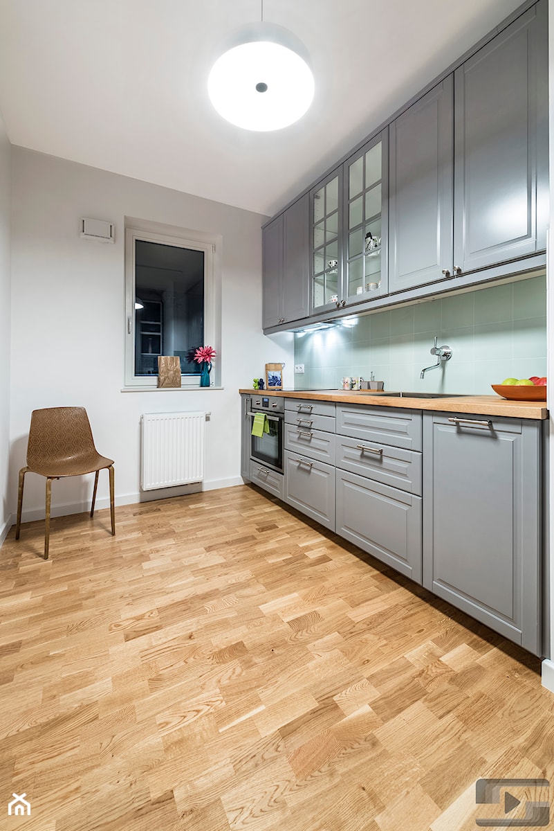 Mieszkanie na Woli - Mała otwarta biała z zabudowaną lodówką z podblatowym zlewozmywakiem kuchnia jednorzędowa z oknem, styl skandynawski - zdjęcie od StudioGRA