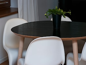 Dom w Sulejówku - Mała czarna szara jadalnia jako osobne pomieszczenie, styl minimalistyczny - zdjęcie od StudioGRA