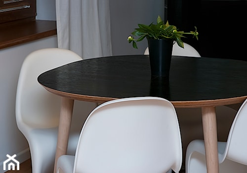 Dom w Sulejówku - Mała czarna szara jadalnia jako osobne pomieszczenie, styl minimalistyczny - zdjęcie od StudioGRA