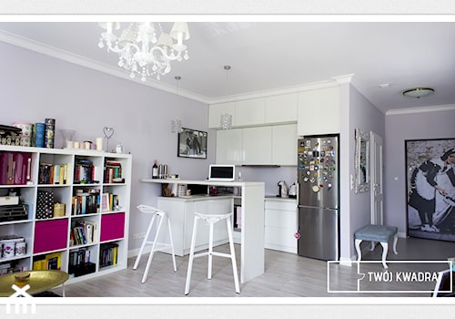 kobiece mieszkanie na Muranowie - Mała otwarta z salonem z kamiennym blatem fioletowa z zabudowaną lodówką z lodówką wolnostojącą kuchnia w kształcie litery u, styl glamour - zdjęcie od Twój Kwadrat