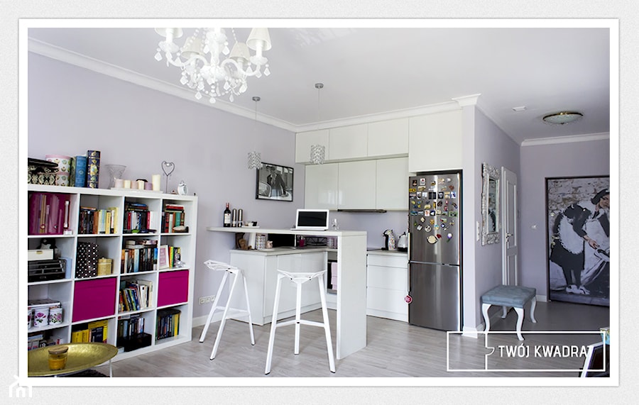 kobiece mieszkanie na Muranowie - Mała otwarta z salonem z kamiennym blatem fioletowa z zabudowaną lodówką z lodówką wolnostojącą kuchnia w kształcie litery u, styl glamour - zdjęcie od Twój Kwadrat