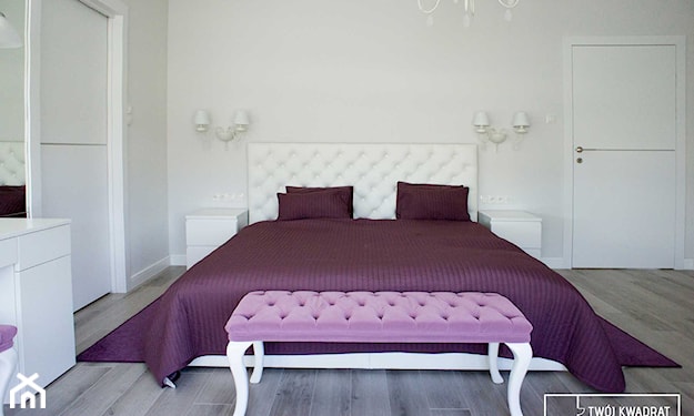 białe łóżko z pikowanym zagłówkiem i fioletowa narzuta