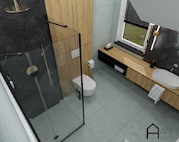 Łazienka z betonowymi płytkami, drewnianymi okładzinami i złotymi elementami - zdjęcie od APE wnętrza - Homebook