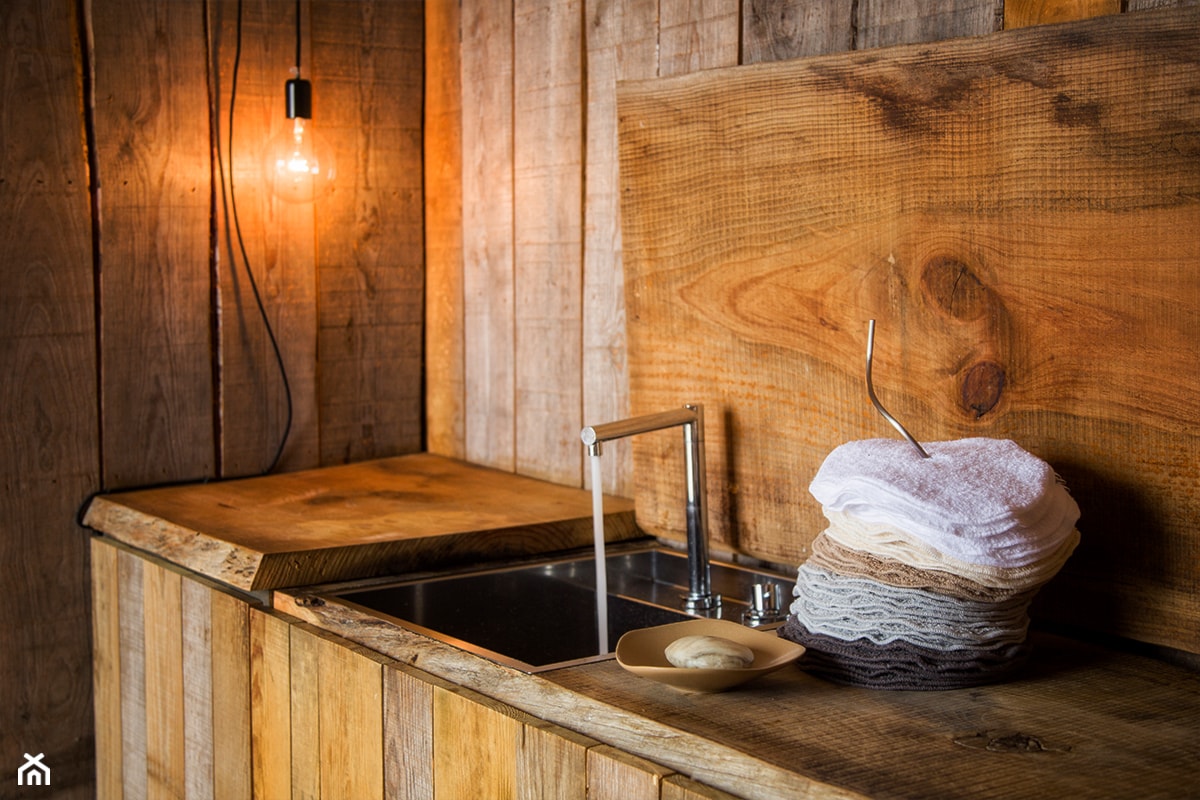 Łazienka dla gości - ciekawy pomysł na ręczniki - Łazienka, styl rustykalny - zdjęcie od Rysztof.pl - Homebook