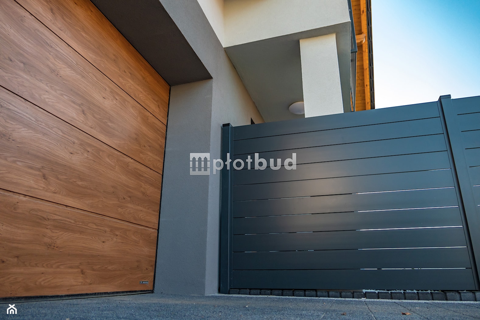 Ogrodzenie palisadowe aluminiowe horyzontalne - zdjęcie od PLOTBUD Ogrodzenia - Homebook