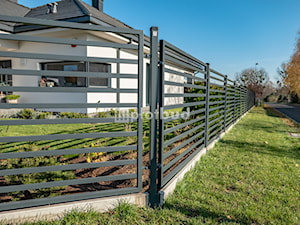 Ogrodzenie palisadowe na podmurówce betonowej - zdjęcie od PLOTBUD Ogrodzenia