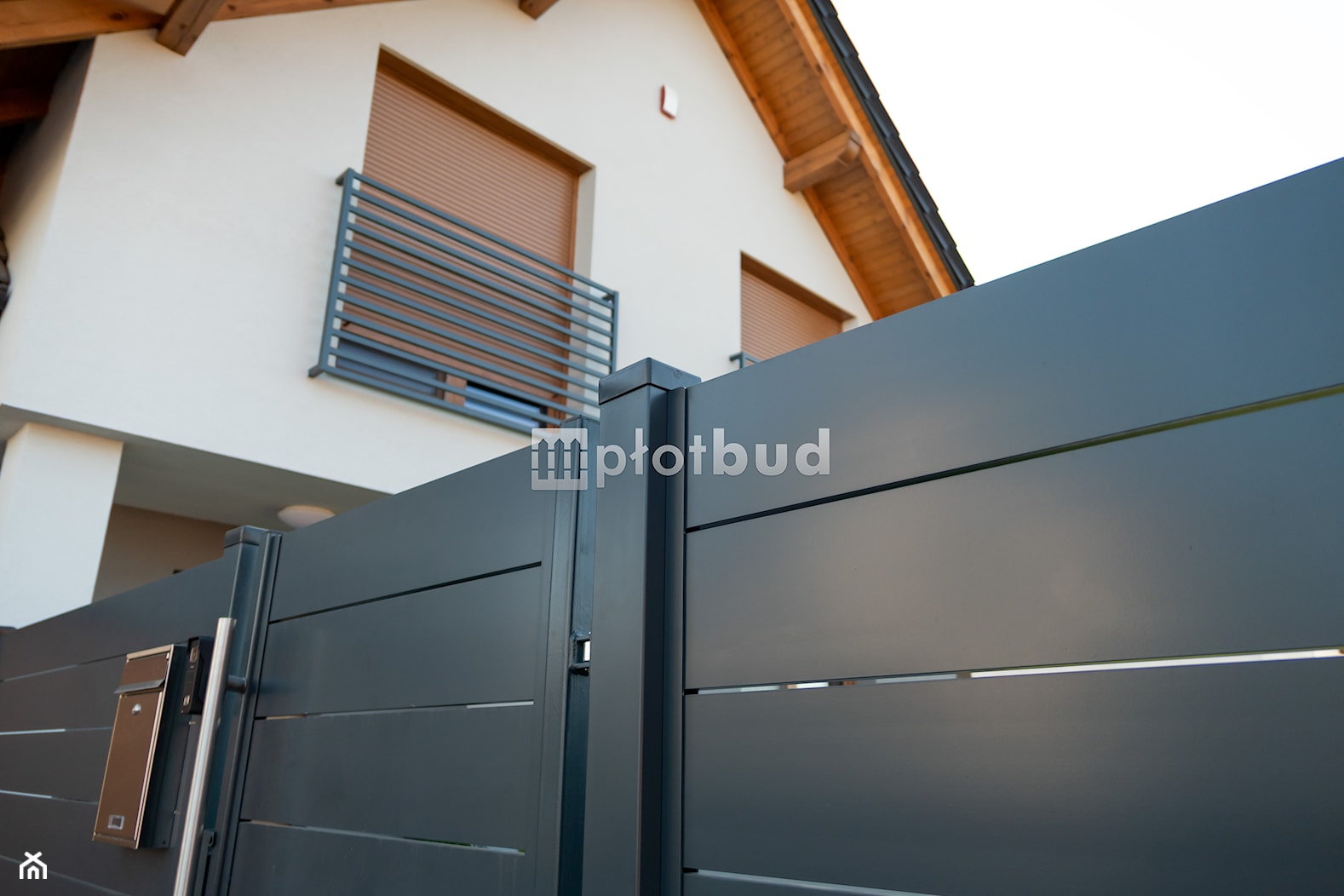 Ogrodzenie palisadowe aluminiowe horyzontalne - zdjęcie od PLOTBUD Ogrodzenia - Homebook