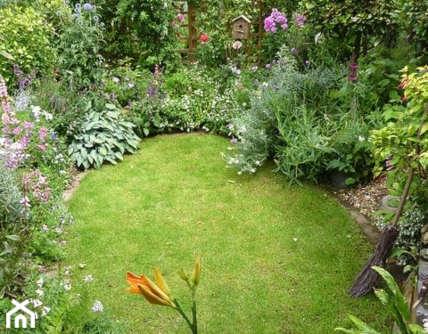 mały ogród przydomowy w stylu angielskim