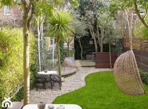 small garden - Duży z kamienną podłogą z huśtawką taras z tyłu domu - zdjęcie od Marzena