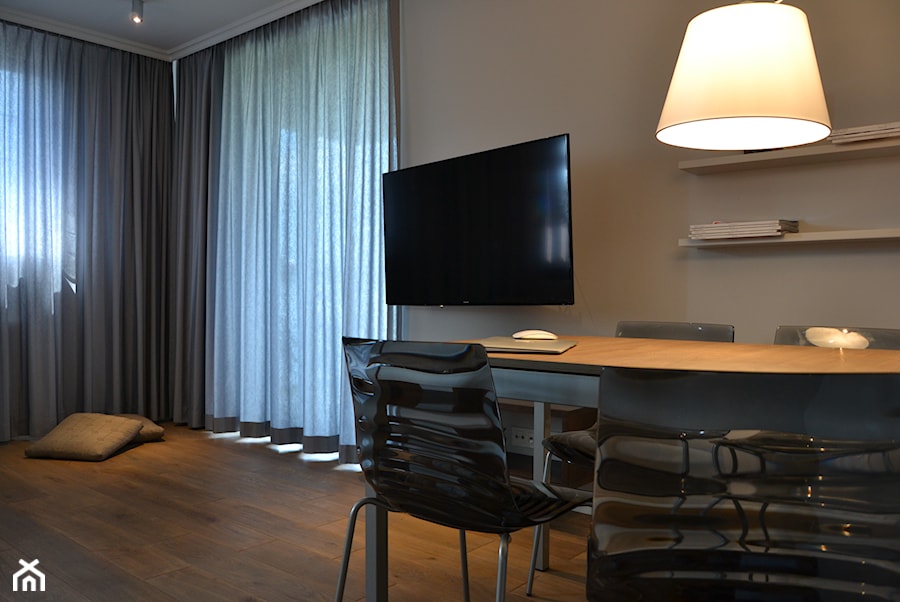 Apartament Sadyba II - Mała szara jadalnia jako osobne pomieszczenie, styl nowoczesny - zdjęcie od Katarzyna Jaskulska Projektowanie Wnętrz