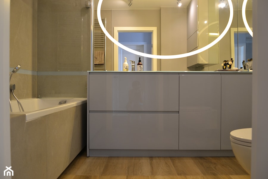 Apartament Sadyba II - Średnia bez okna z punktowym oświetleniem łazienka, styl nowoczesny - zdjęcie od Katarzyna Jaskulska Projektowanie Wnętrz