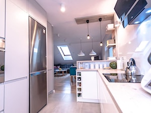 Adaptacja Poddasza Bielsko-Biała - Realizacja - Średnia otwarta z salonem biała z zabudowaną lodówką z lodówką wolnostojącą kuchnia w kształcie litery g z oknem - zdjęcie od Active Design