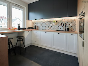 Mieszkanie w Rzeszowie - Średnia otwarta biała szara z zabudowaną lodówką z lodówką wolnostojącą z nablatowym zlewozmywakiem kuchnia w kształcie litery g z oknem, styl skandynawski - zdjęcie od Moodule