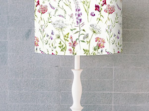 Abażur na lampę stołową biały w kwiaty - zdjęcie od lampidarium_pl