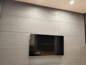 Salon ściana tv z płytkami trawertyn - zdjęcie od novodeco