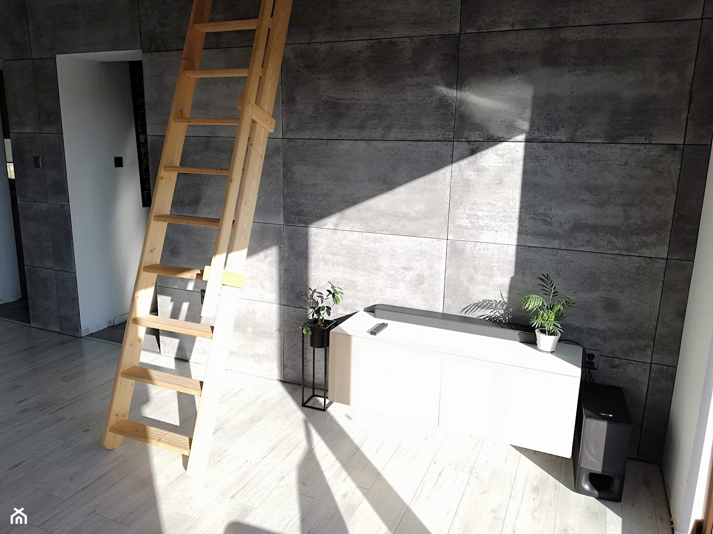 beton architektoniczny trawertyn - Salon, styl industrialny - zdjęcie od novodeco - Homebook