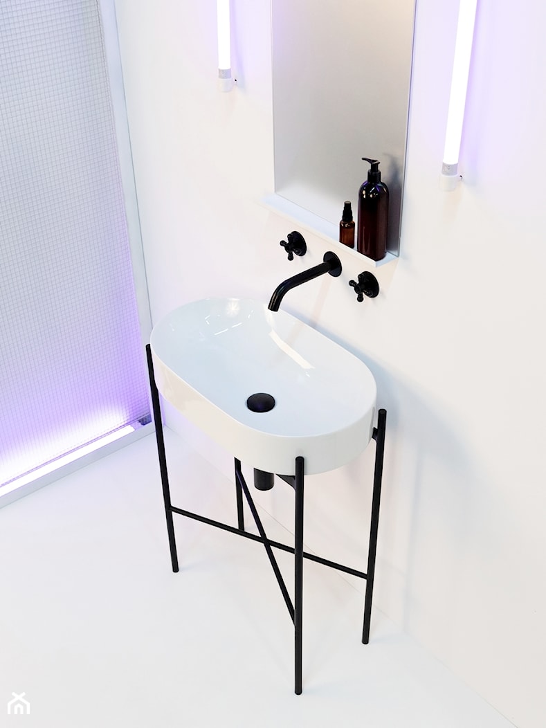 Konsola łazienkowa Stelaż pod umywalkę Czarna konsola umywalkowa OVAL INVERTO 60 - zdjęcie od LadneBoProste - Homebook