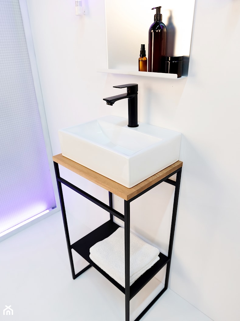 Konsola łazienkowa z dębowym blatem Czarna konsola pod umywalkę DEK MINI - zdjęcie od LadneBoProste - Homebook