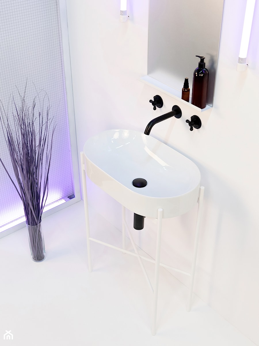 Konsola łazienkowa Stelaż pod umywalkę Czarna konsola umywalkowa OVAL INVERTO 60 - zdjęcie od LadneBoProste