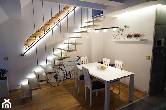 minimalistyczne schody z nowoczesnym, wieloźródłowym oświetleniem