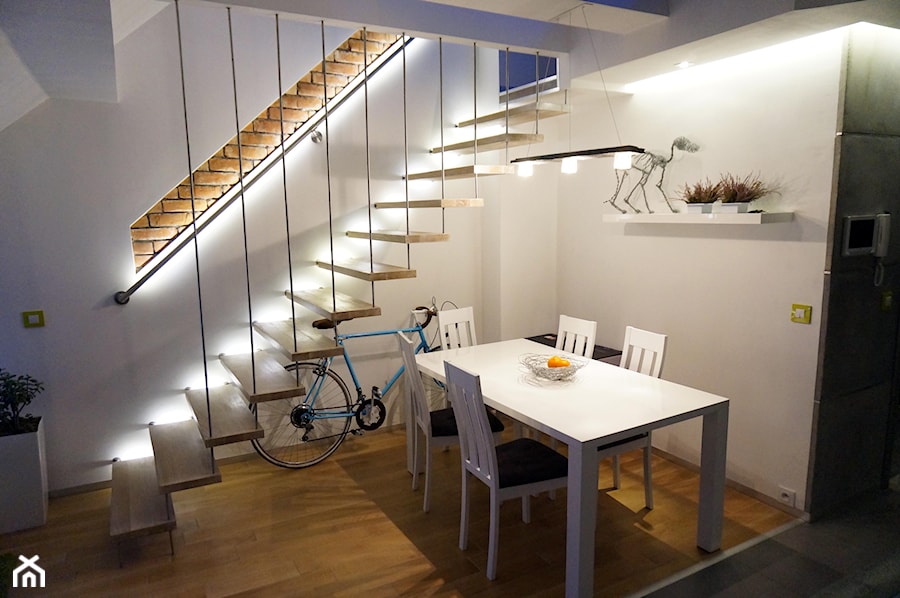 Mieszkanie na poddaszu - Średnia biała jadalnia jako osobne pomieszczenie, styl tradycyjny - zdjęcie od Art Design Studio