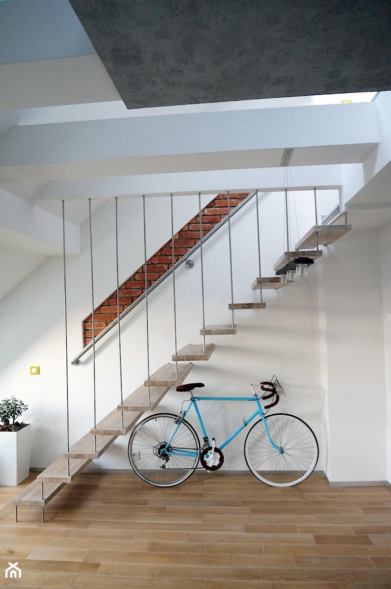 Mieszkanie na poddaszu - Schody jednobiegowe drewniane, styl nowoczesny - zdjęcie od Art Design Studio