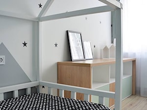 POKÓJ DZIECKA Z DOMKIEM - Mały szary pokój dziecka dla dziecka dla nastolatka dla chłopca dla dziewczynki, styl nowoczesny - zdjęcie od Art Design Studio