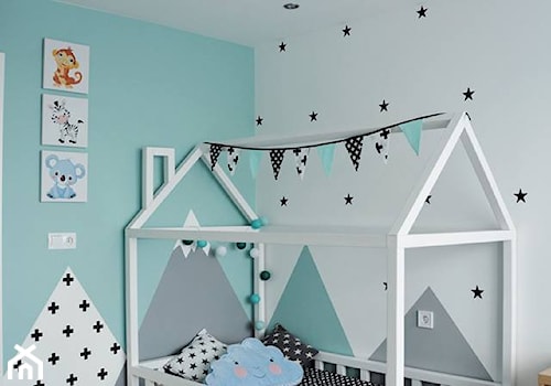 POKÓJ DZIECKA Z DOMKIEM - Mały biały niebieski pokój dziecka dla dziecka dla chłopca dla dziewczynki, styl nowoczesny - zdjęcie od Art Design Studio