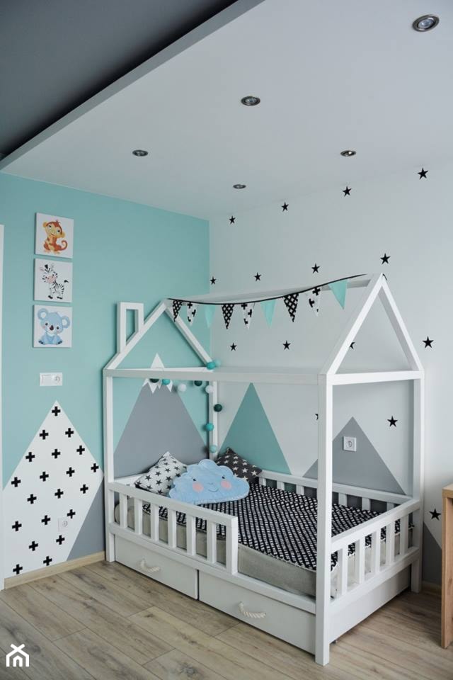 POKÓJ DZIECKA Z DOMKIEM - Mały biały niebieski pokój dziecka dla dziecka dla chłopca dla dziewczynki, styl nowoczesny - zdjęcie od Art Design Studio