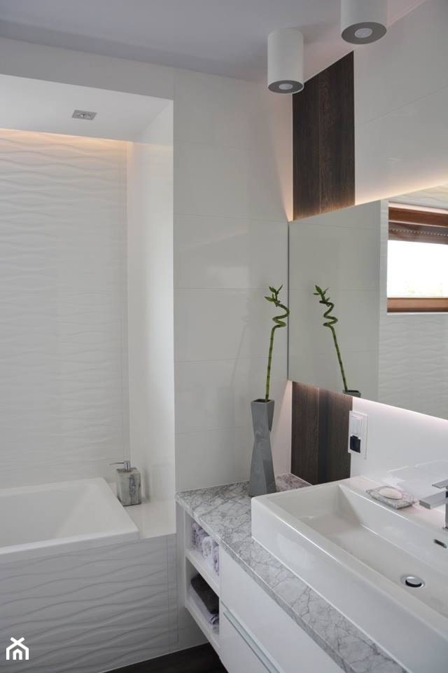 ŁAZIENKA Z ELEMENTAMI DREWNA - Mała z punktowym oświetleniem łazienka z oknem, styl nowoczesny - zdjęcie od Art Design Studio - Homebook