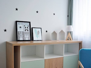 POKÓJ DZIECKA Z DOMKIEM - Mały biały pokój dziecka dla dziecka dla nastolatka dla chłopca dla dziewczynki, styl nowoczesny - zdjęcie od Art Design Studio