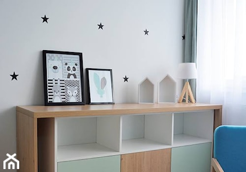POKÓJ DZIECKA Z DOMKIEM - Mały biały pokój dziecka dla dziecka dla nastolatka dla chłopca dla dziewczynki, styl nowoczesny - zdjęcie od Art Design Studio