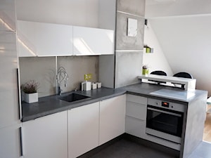 Mieszkanie na poddaszu - Średnia otwarta z kamiennym blatem biała szara z zabudowaną lodówką z podblatowym zlewozmywakiem kuchnia w kształcie litery l z wyspą lub półwyspem, styl nowoczesny - zdjęcie od Art Design Studio