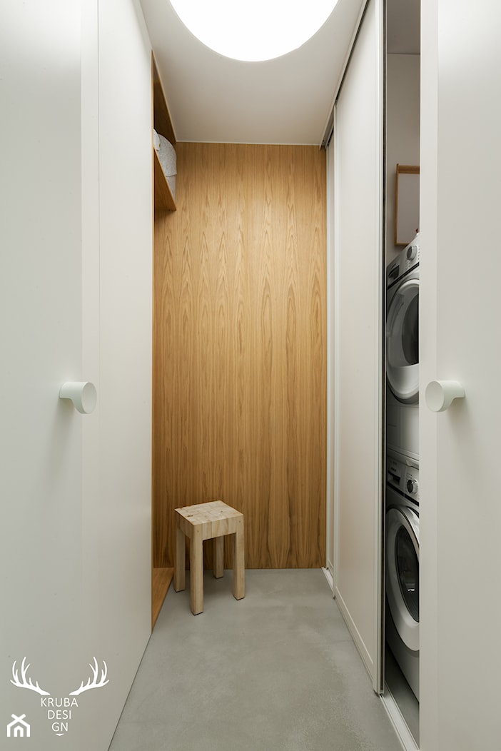 MINIMALISTYCZNY APARTAMENT Z NUTKĄ RETRO - Garderoba, styl minimalistyczny - zdjęcie od Kruba Design - Homebook
