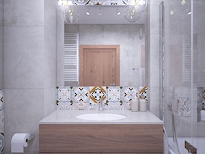 Łazienka z wanną z funkcją prysznica i dużym lustrem oświetlonym przez dwa szklane kinkiety - zdjęcie od VISO Pracownia Projektowa